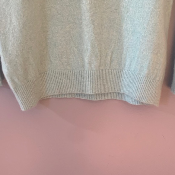 L.L. Bean 100% Cashmere Women's V-Neck Sweater - Soft Mint Size Large Like New - Picture 8 of 10